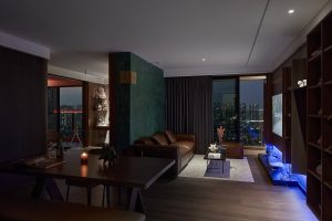 Căn hộ được trang trí bằng giày, truyện tranh và mô hình