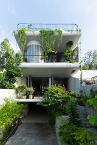 Biệt thự vươn mái hiên 3 m để trồng cây, che nắng