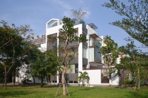 Nhà hai mặt tiền tối ưu ánh sáng bằng cửa kính, lam sắt