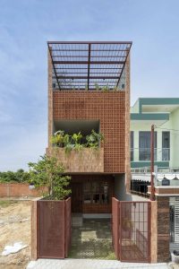 Nhà phố thô mộc với mặt tiền gạch đất nung