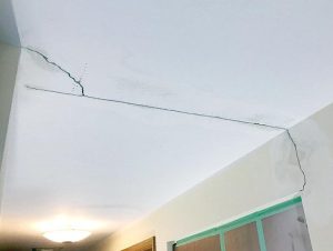 Nguyên nhân nứt góc trần nhà và cách khắc phục