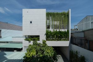 Nhà ống ngập nắng trên mảnh đất méo