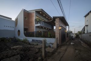 Ngôi nhà với những bức tường “dang dở”