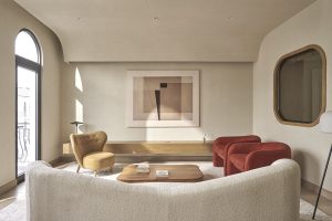 Căn hộ phong cách Wabi Sabi với bồn tắm trong phòng ngủ