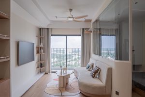 Căn hộ 72 m2 dùng kính ngăn phòng nới rộng không gian