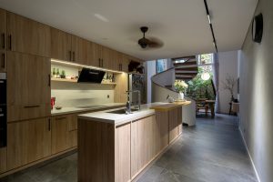 Nhà ống trong hẻm nhỏ với vườn cây, không gian thư giãn