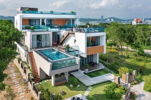 Biệt thự với bể bơi “treo” lơ lửng ở mặt tiền