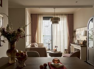 Căn hộ 77 m2 màu hồng mang tinh thần thời gian