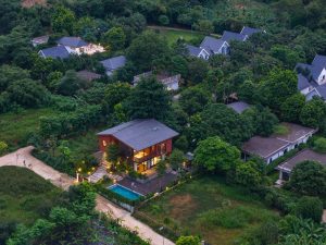 Nhà sàn như tổ chim giữa rừng