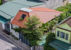 Nhà một gian với mái dốc phủ ngói