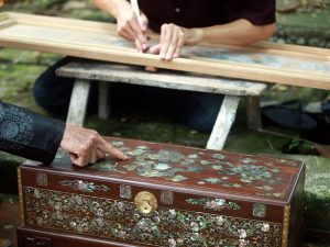 Khảm trai là gì? Quy trình và ứng dụng trong nội thất gỗ cao cấp