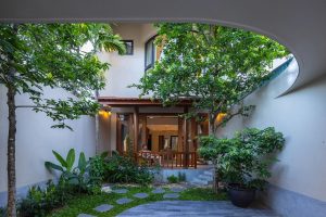 Nhà ống 154 m2 với sân vườn, hàng hiên truyền thống