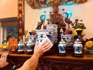 Có nên đặt bàn thờ trên tầng tum không?