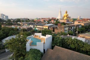 Ngôi nhà 3 tầng giấu mình giữa vườn cây xanh mướt