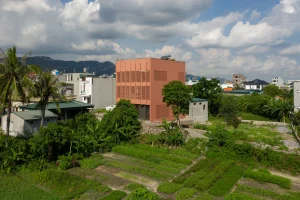 Nhà 270 m2 bọc vỏ ngoài bằng gạch lỗ để lọc nắng gió