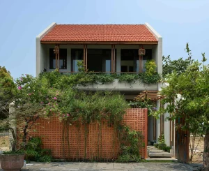 Nhà mái ngói đỏ mở không gian đón nắng, gió