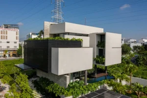 Biệt thự hướng nội giấu không gian sống sau lớp vỏ kín