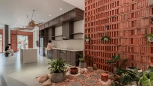 Nhà phố lệch tầng thích nghi khí hậu biển