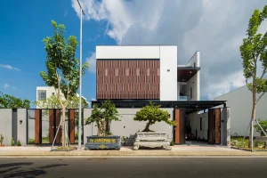 Villa hướng tây giảm nóng nhờ dành nửa khu đất cho sân vườn