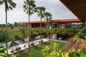 Biệt thự hơn 2.000 m2 như phòng trưng bày nghệ thuật giữa cánh đồng